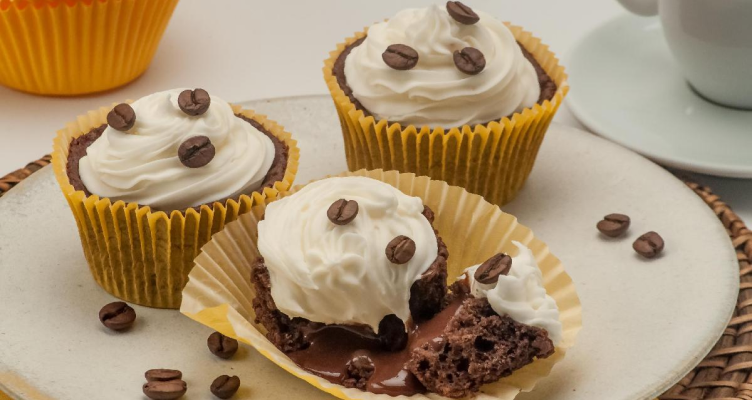 imagem de um cupcake com grãos de café com chantilly
